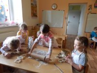 Pieczemy pierniczki na kiermasz świąteczny